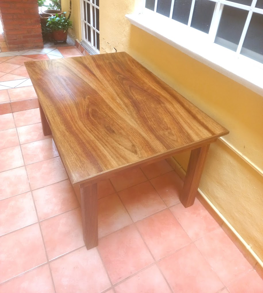 mesa de madera en puerto vallarta