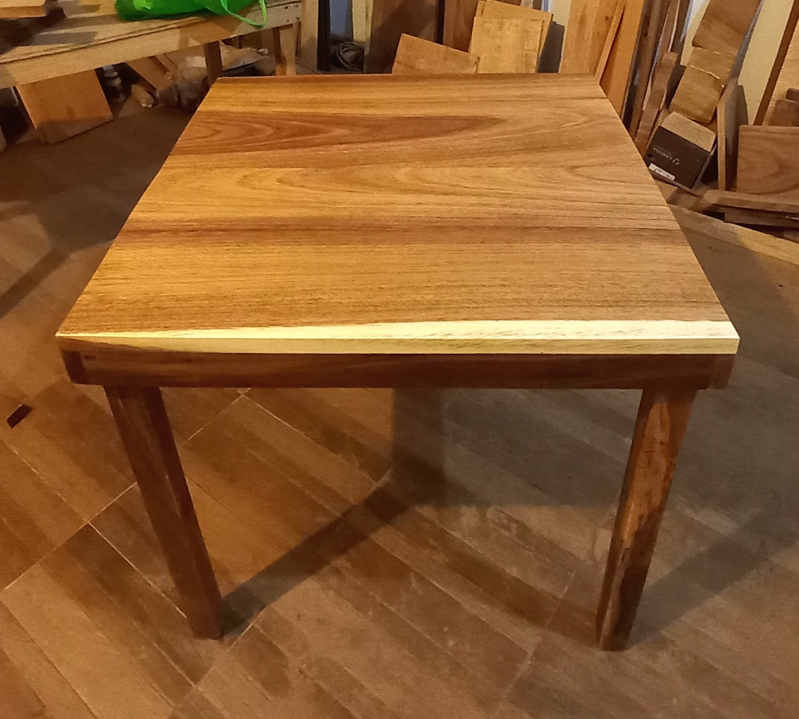 mesa de madera en puerto vallarta