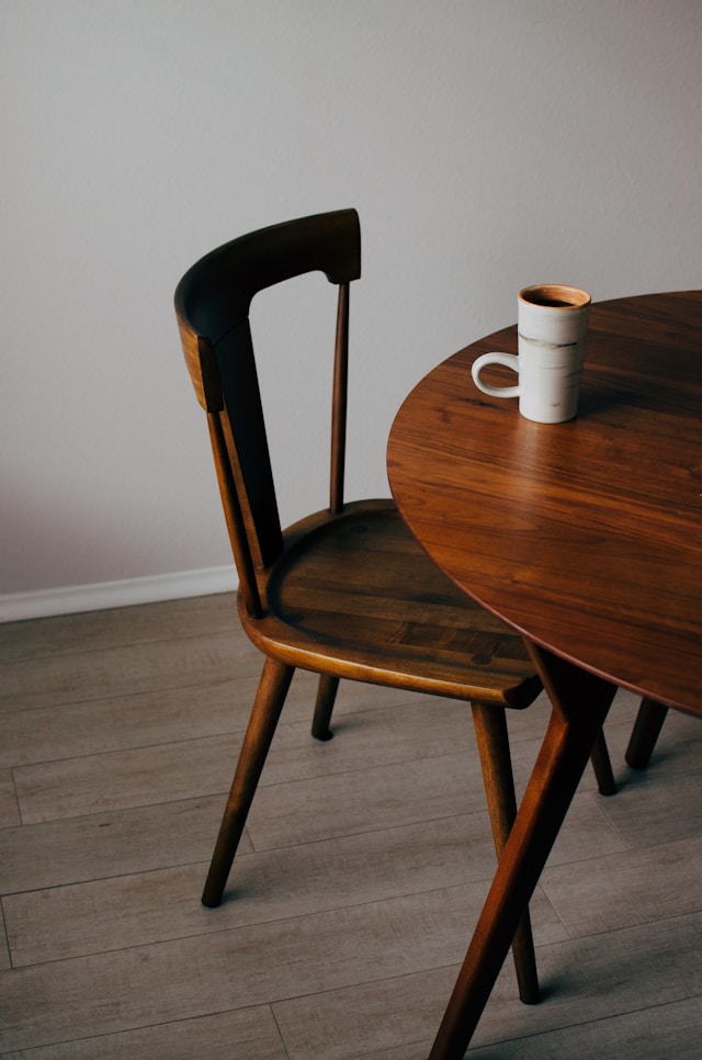 mesa y silla de madera